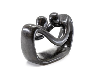 Stenen beeld pulling lovers twee personen 6 cm hoog, zwart
