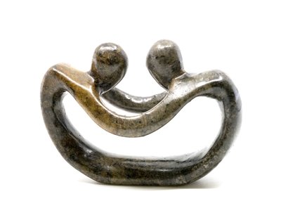 Stenen beeld pulling lovers twee personen 6 cm hoog, bruin
