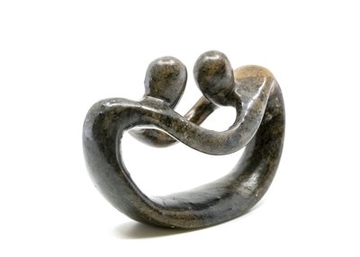 Stenen beeld pulling lovers twee personen 6 cm hoog, bruin