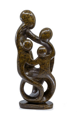 Stenen beeld familie 4 personen, 2 ouders en 2 kinderen 38 cm hoog, kleur bruin leopard
