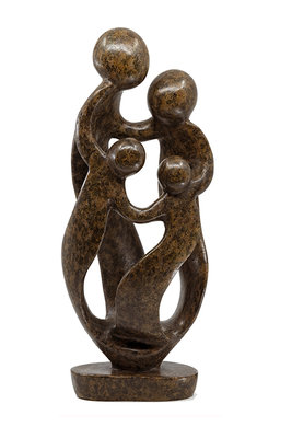 Stenen beeld familie 4 personen, 2 ouders en 2 kinderen 38 cm hoog, kleur bruin leopard