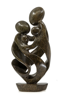 Stenen beeld familie 4 personen, 2 ouders en 2 kinderen 41 cm hoog, bruin