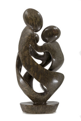 Stenen beeld familie 4 personen, 2 ouders en 2 kinderen 41 cm hoog, bruin