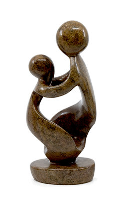 Stenen beeld moeder en kind 21 cm hoog, bruin