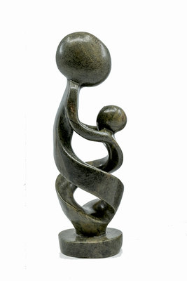 Stenen beeld moeder en kind 19 cm hoog, groen