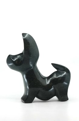 Stenen beeld uniek dier, Dog, Kambue Benaya, Tengenenge