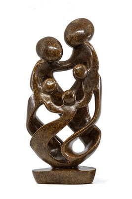 Stenen beeld gezin, familie 5 personen, vader, moeder, ouders en 3 kinderen, 41 cm hoog, bruin