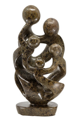 Stenen beeld gezin, familie 5 personen, vader, moeder, ouders en 3 kinderen. 25 cm hoog, bruin