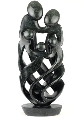 Stenen beeld gezin, familie 5 personen, vader, moeder, ouders en 3 kinderen. 64 cm hoog, zwart