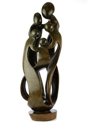 Stenen beeld gezin, familie 5 personen, vader, moeder, ouders en 3 kinderen. 59 cm hoog, bruin