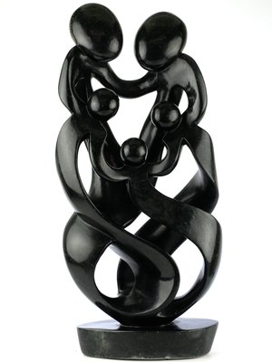 Stenen beeld gezin, familie 5 personen, vader, moeder, ouders en 3 kinderen. 56 cm hoog, zwart