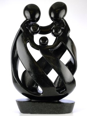 Stenen beeld gezin, familie 5 personen, vader, moeder, ouders en 3 kinderen. 55 cm hoog, zwart