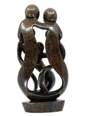 Stenen beeld gezin, familie 5 personen, vader, moeder, ouders en 3 kinderen. 39 cm hoog, bruin
