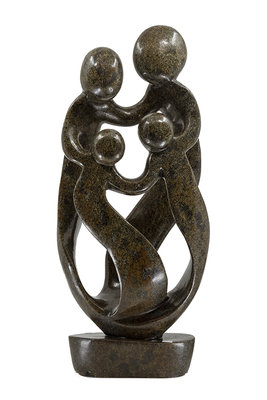 Stenen beeld gezin, familie 4 personen, vader, moeder, ouders en 2 kinderen. 46 cm hoog, bruin