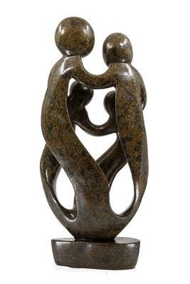 Stenen beeld gezin, familie 4 personen, vader, moeder, ouders en 2 kinderen. 46 cm hoog, bruin