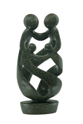 Stenen beeld gezin, familie 4 personen, vader, moeder, ouders en 2 kinderen. 40 cm hoog, groen