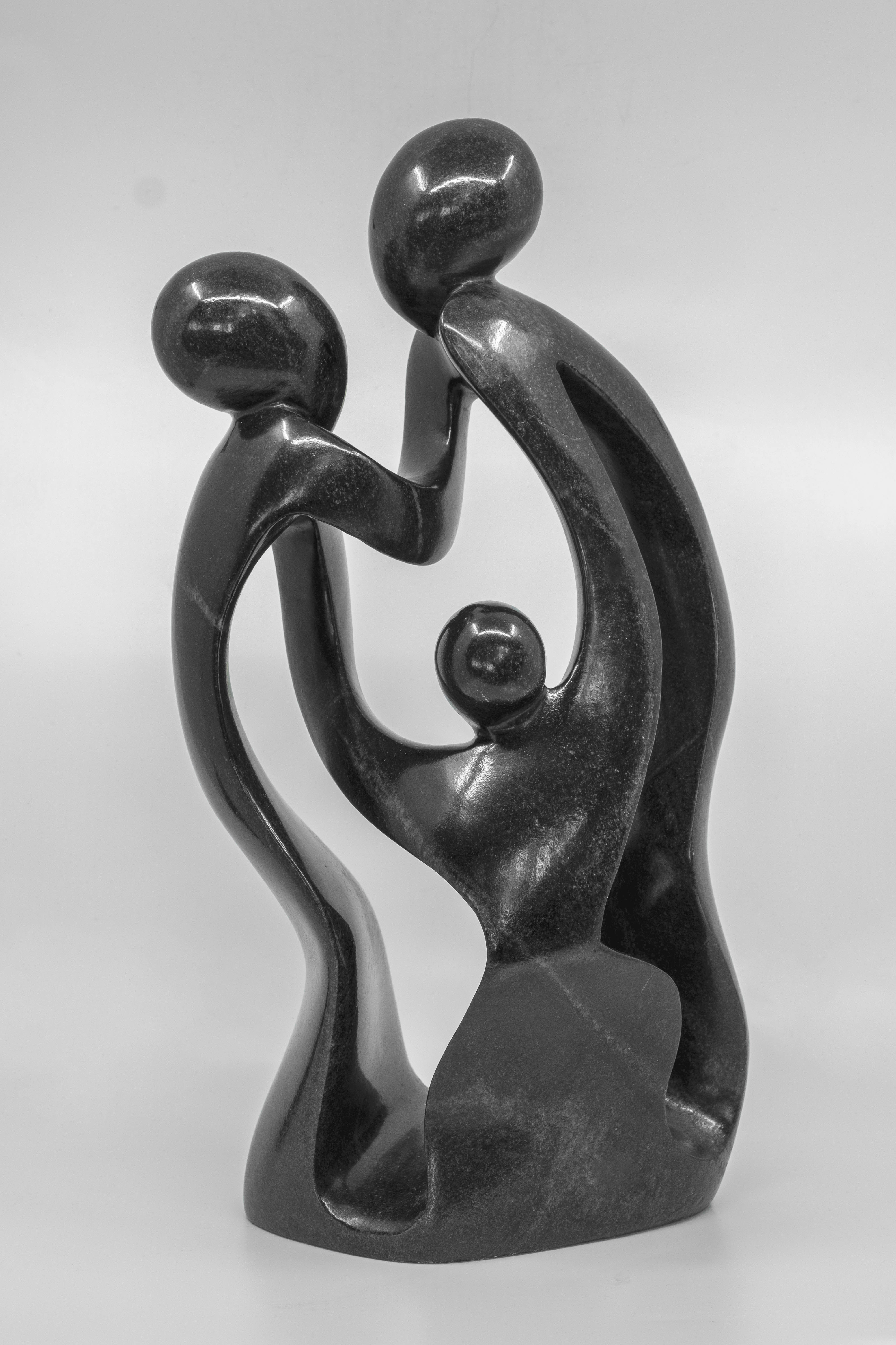 Stenen beeld gezin, familie 3 personen, vader, moeder, ouders en 1 kind uniek. 40 cm hoog, groen