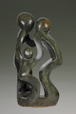 Stenen tuinbeeld gezin, familie 3 personen, vader, moeder, ouders en 1 kind. 55 cm hoog, groen