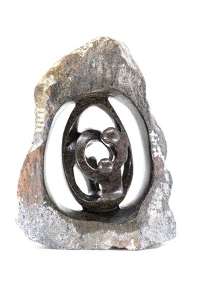 Stenen beeld ruw, gezin en familie 4 personen. Vader, moeder, ouders en 2 kinderen. 21 cm hoog. Zwart/grijs/bruin