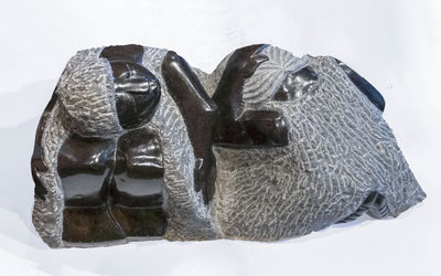 Stenen tuinbeeld ruwe steen, liefdespaar, familie, vrienden 2 personen. 26 cm hoog, zwart/grijs