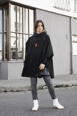 Blaest Poncho model Bergen zwart