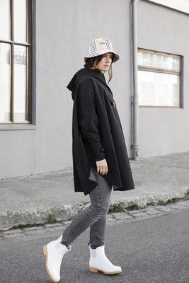 Blaest Poncho model Bergen zwart