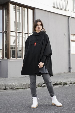 Blaest Poncho model Bergen zwart