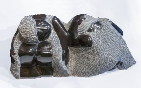 Stenen tuinbeeld ruwe steen, liefdespaar, familie, vrienden 2 personen. 26 cm hoog, zwart/grijs