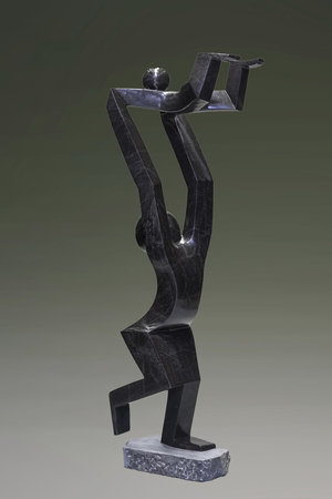 Stenen tuinbeeld gymnastiek. Vrienden, familie, vader, moeder, kind. 102 cm Zwart