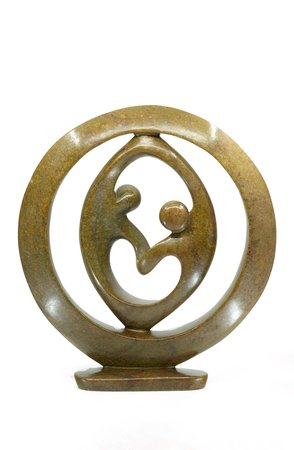 Stenen beeld ring liefdespaar relatie, gezin, familie twee personen 48 cm hoog, bruin