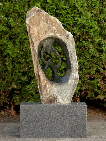 Stenen beeld ruwe lover familie 3 personen, 2 ouders en 1 kind, 89 cm hoog, groen