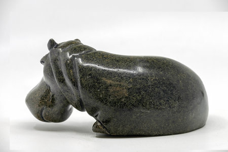 Stenen beeld nijlpaard liggend 1 dier, 10 cm hoog, zwart