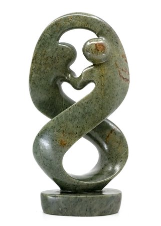 Stenen beeld twisted lover familie twee personen 25 cm hoog, groen