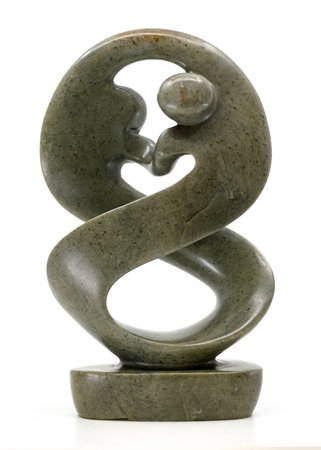 Stenen beeld twisted lover familie twee personen 21 cm hoog, groen