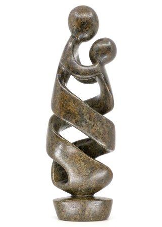 Stenen beeld twee personen moeder en kind 36 cm hoog, bruin