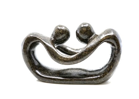 Stenen beeld pulling lovers twee personen 5 cm hoog, bruin