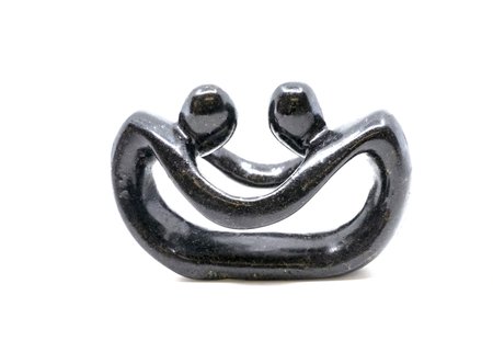 Stenen beeld pulling lovers twee personen 5 cm hoog, zwart