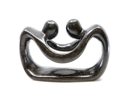 Stenen beeld pulling lovers twee personen 6 cm hoog, zwart